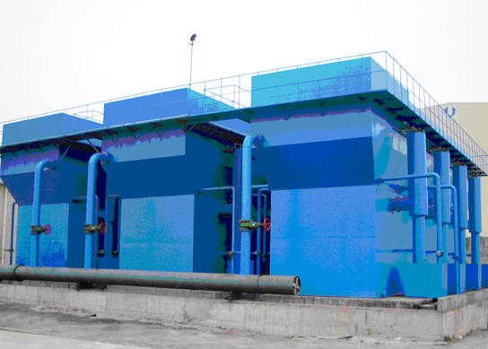 一體化自動反沖洗凈水器是匯眾公司自主研發的新一代給水凈化設備，具有施工周期快、綜合投資少、占地面積小、運行費用低、出水水質優、操作維護簡單等優點，是城鎮給水、工礦企業給水凈化的理想設備。該設備做1999年獲得《國家建設部建設推薦產品》榮譽。